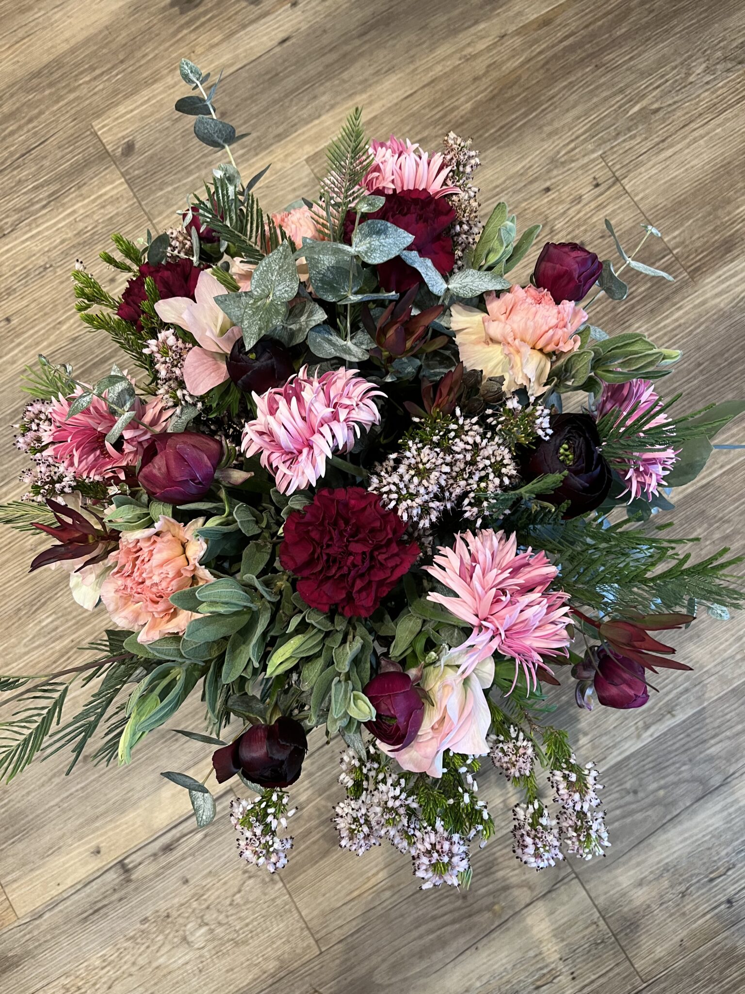 Coup de cœur St Valentin, le Bouquet de fleurs françaises de saison -  L'Astrantia - Artisan Fleuriste à Annecy le Vieux.